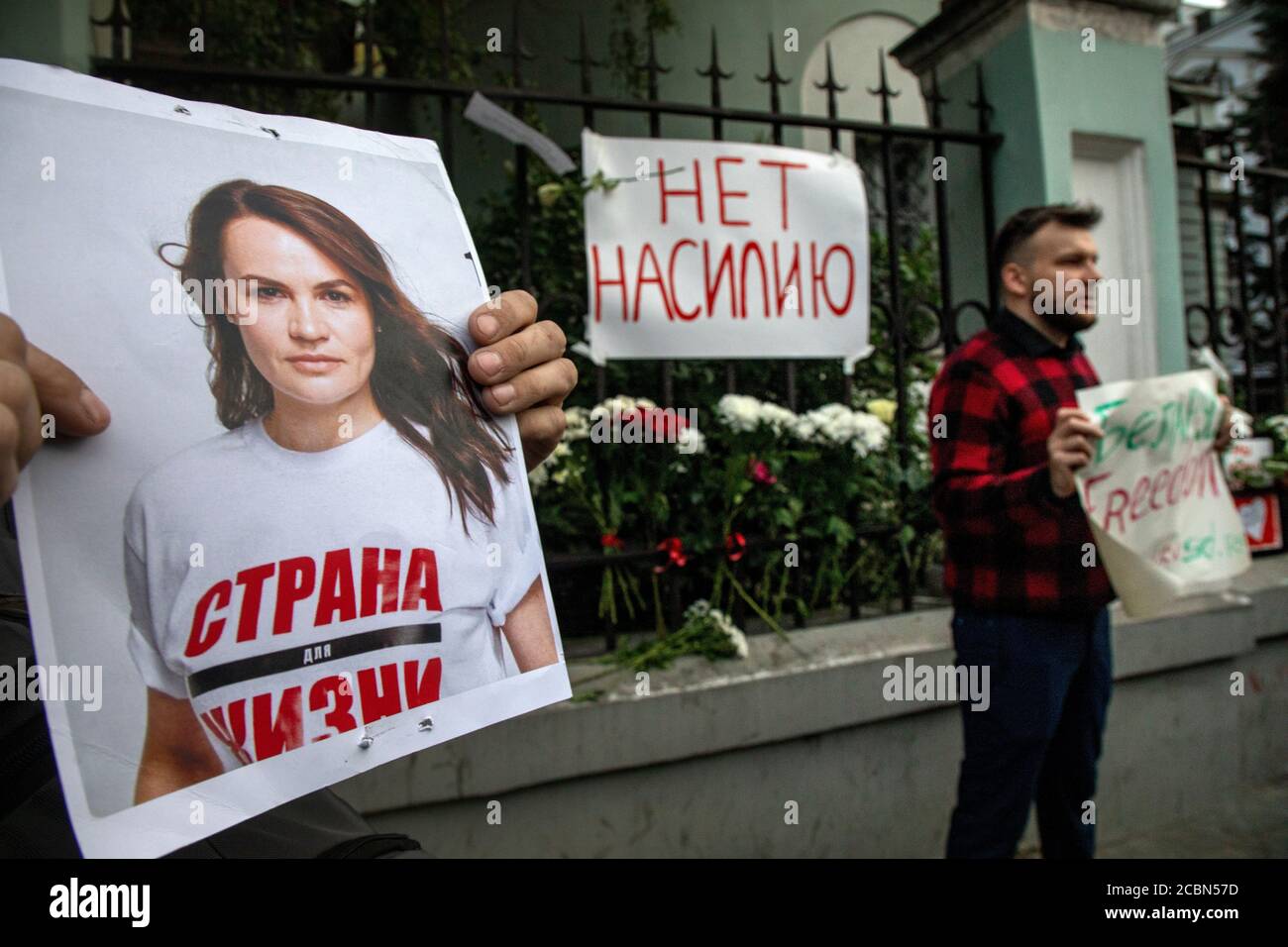 Moscou, Russie. 14 août, 2020 un homme tient un portrait du candidat à la présidence de la République du Bélarus Svetlana Tikhanovskaya devant l'ambassade de la République du Bélarus à Moscou lors d'un rassemblement d'opposition en faveur du mouvement d'opposition au Bélarus et d'une protestation contre les résultats officiels de la présidence biélorusse Élections, Russie Banque D'Images