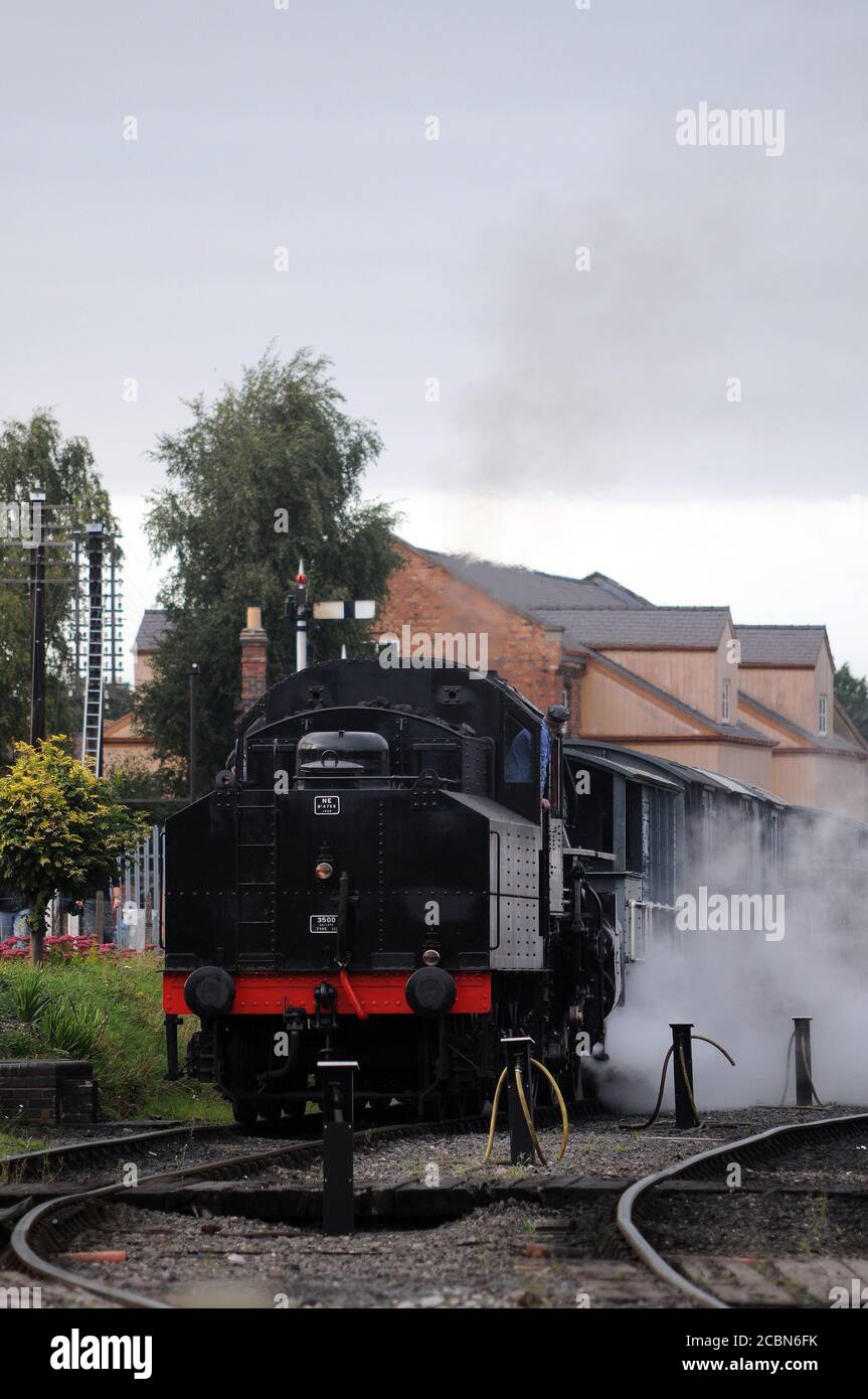 '43106' quittant la gare de Kidderminster avec un train de marchandises. Banque D'Images