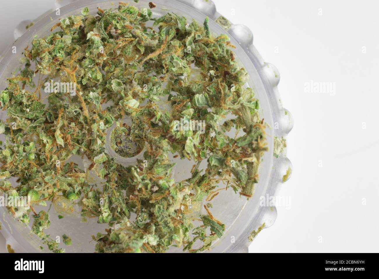 Macro photo de cannabis dans le moulin Banque D'Images