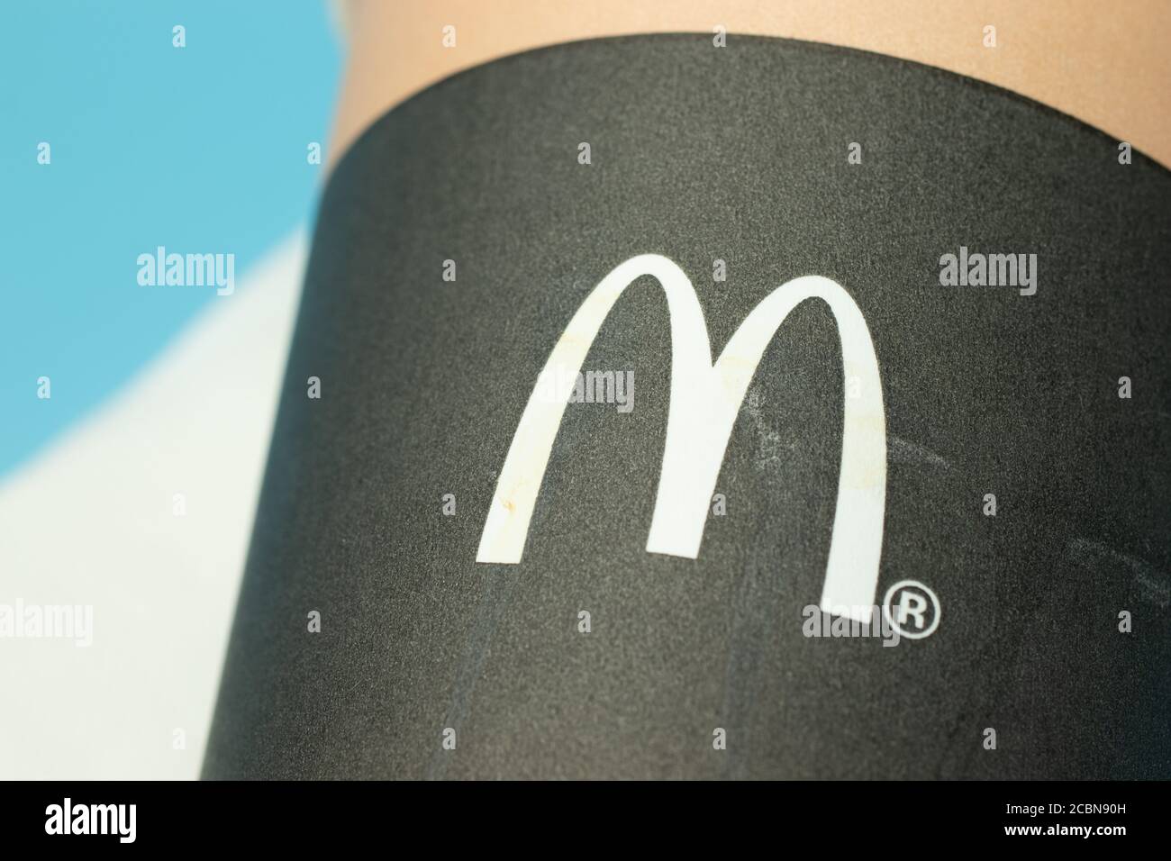 Moscou, Russie - 1er juin 2020 : logo McDonalds sur la tasse de café en gros plan , éditorial illustratif. Banque D'Images