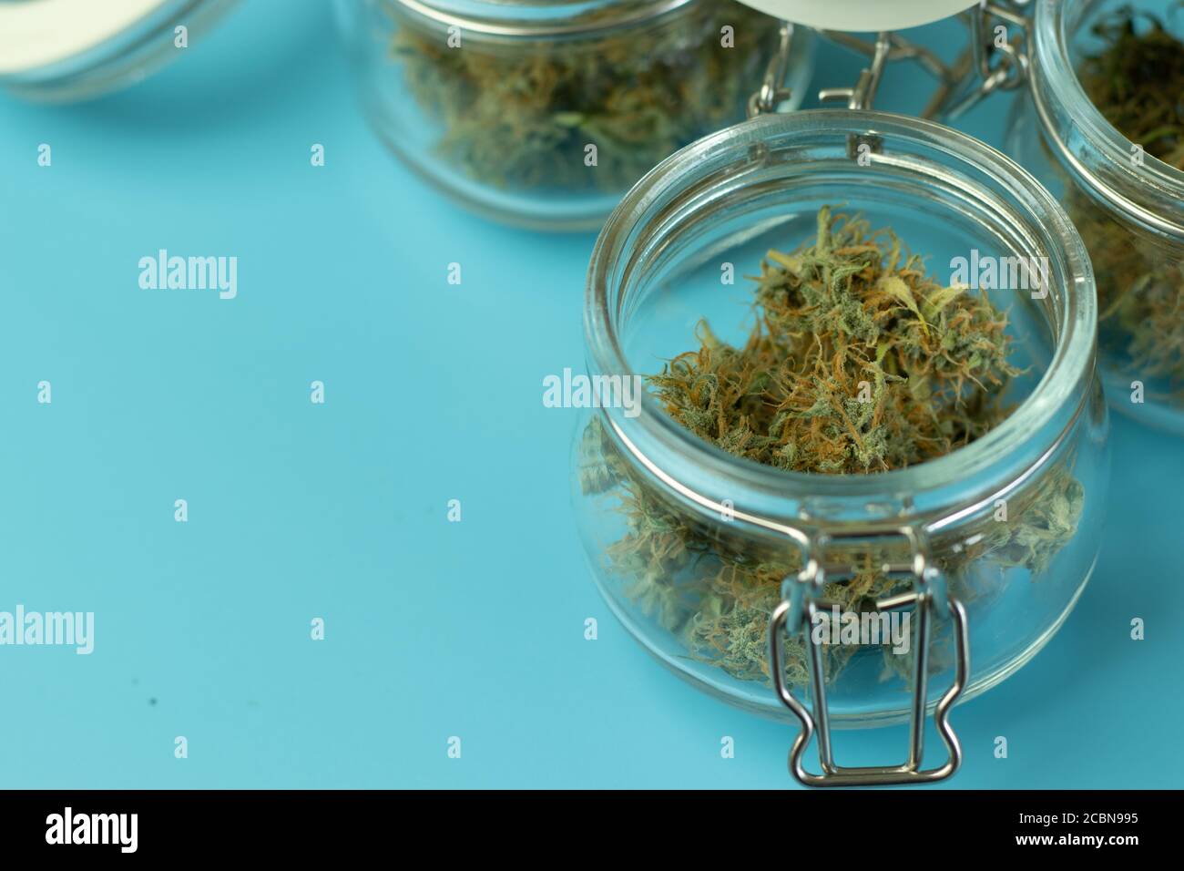 Copier l'espace près du pot avec du cannabis médical. Reçu du médecin pour la marijuana Banque D'Images
