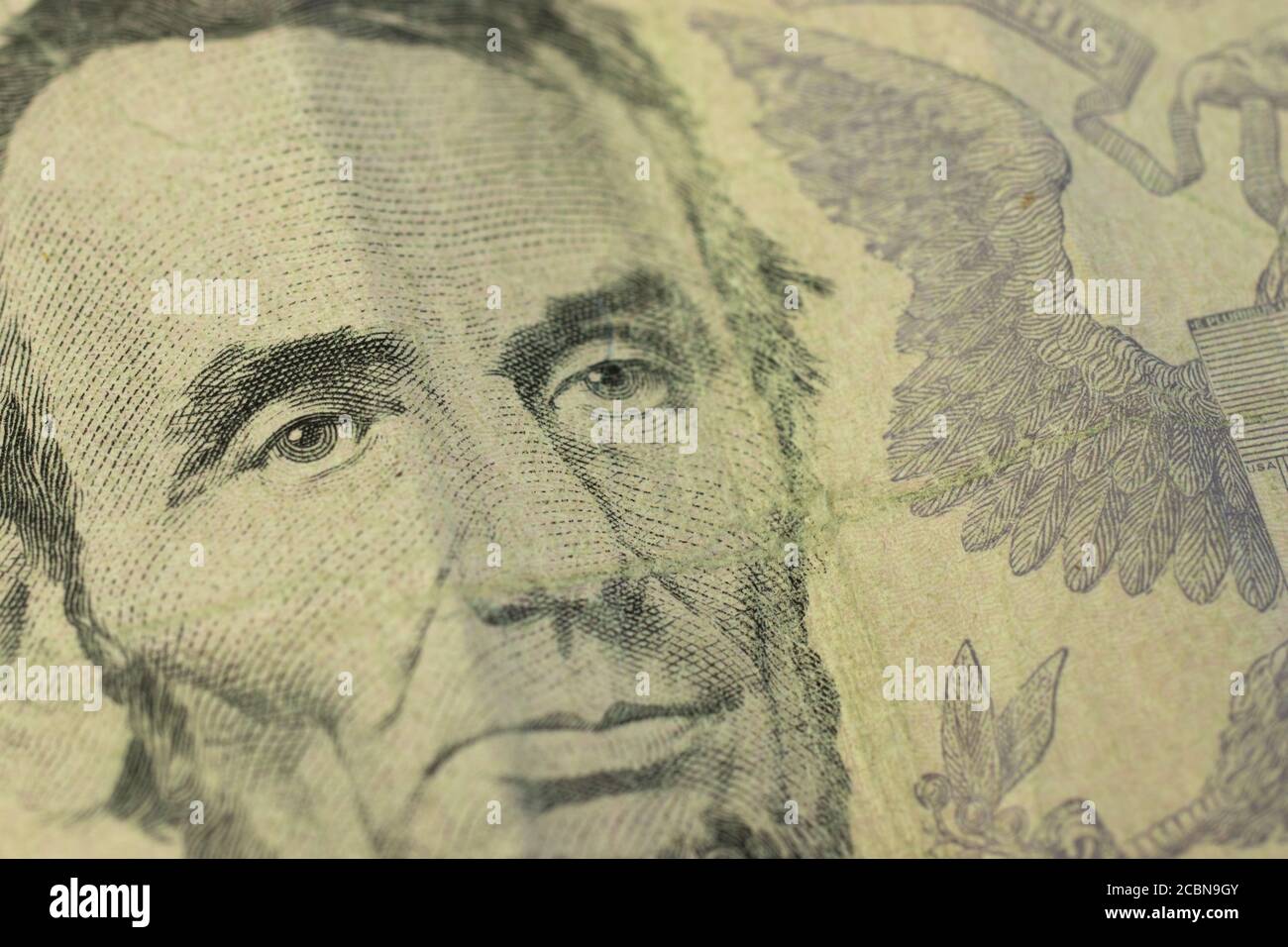 Abraham Lincoln face sur 5 cinq dollars banknote macro Banque D'Images