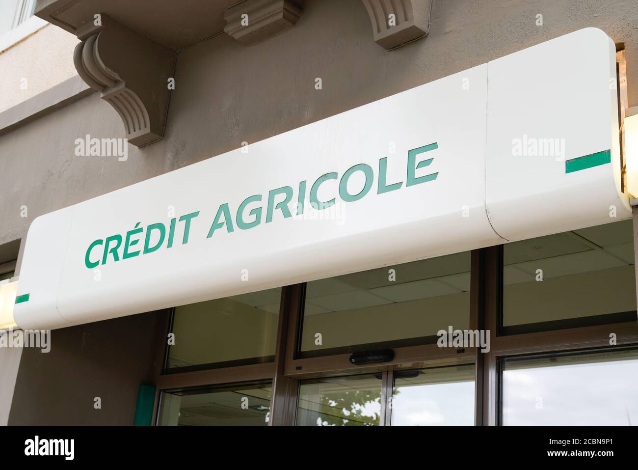 Bordeaux , Aquitaine / France - 08 10 2020 : logo du signe crédit agricole pour la façade de l'agence bancaire française Banque D'Images