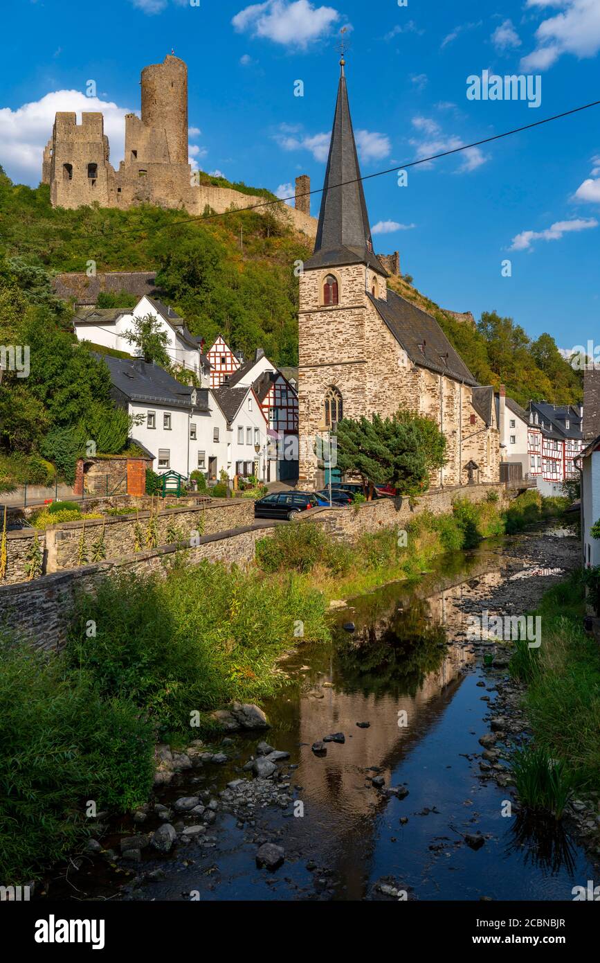 Monreal, village idyllique à colombages dans la vallée de l'Elz, ruines du Löwenburg, dans le district de Mayen-Coblence, en Rhénanie-Palatinat Banque D'Images