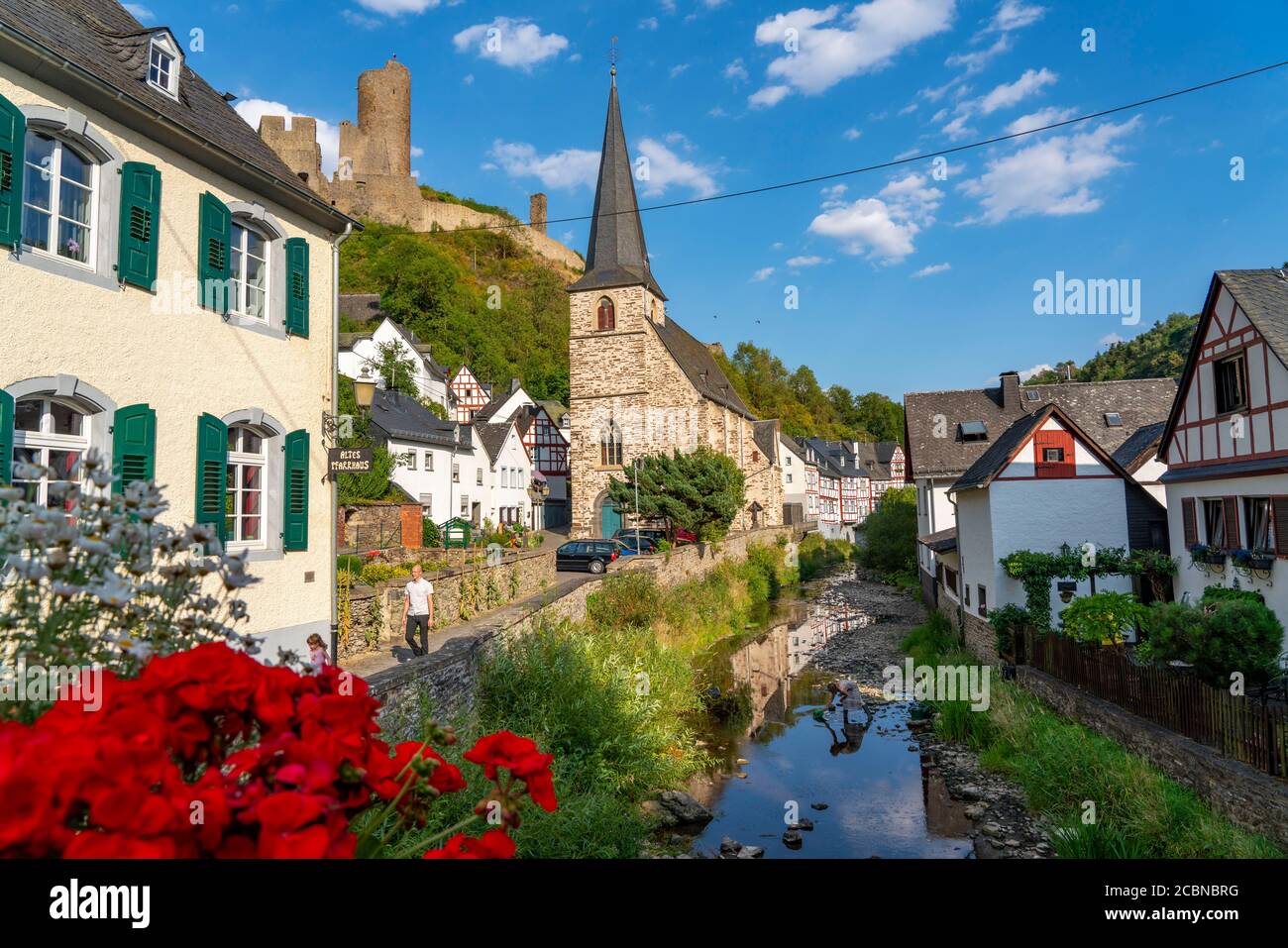 Monreal, village idyllique à colombages dans la vallée de l'Elz, ruines du Löwenburg, dans le district de Mayen-Coblence, en Rhénanie-Palatinat Banque D'Images