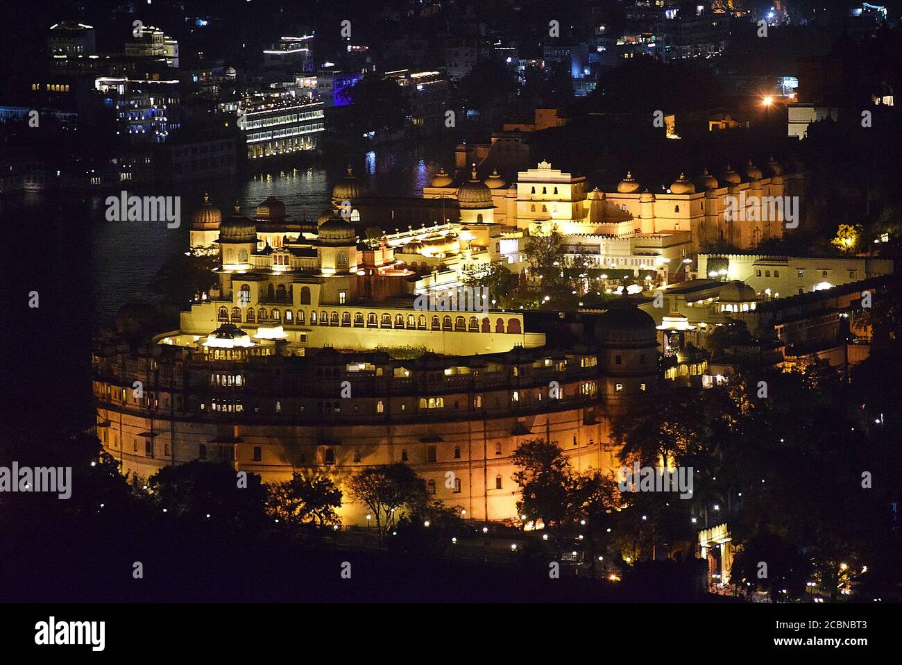 Vue nocturne du palais de la ville depuis Shri Manghapurna Karni Mata temple pour la ville - Udaipur Inde. Banque D'Images