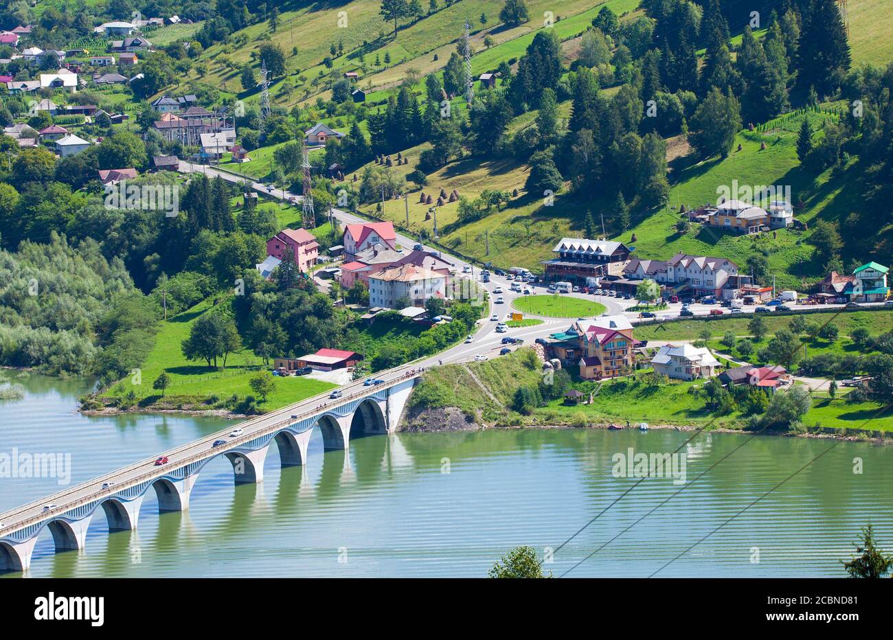 Lac de Bicaz et viaduc de Poiana Teiului en Roumanie Banque D'Images