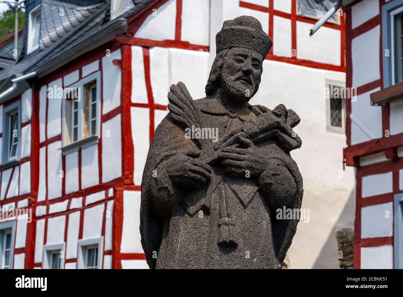 Monreal, village idyllique à colombages dans la vallée de l'Elz, figure Nepomuk - Der Brückenheilige, dans le district de Mayen-Koblenz à Rhinel Banque D'Images