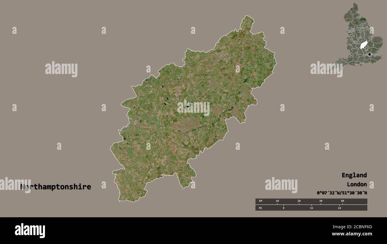 Forme du Northamptonshire, comté administratif d'Angleterre, avec sa capitale isolée sur fond solide. Échelle de distance, aperçu de la région et libellés. Banque D'Images