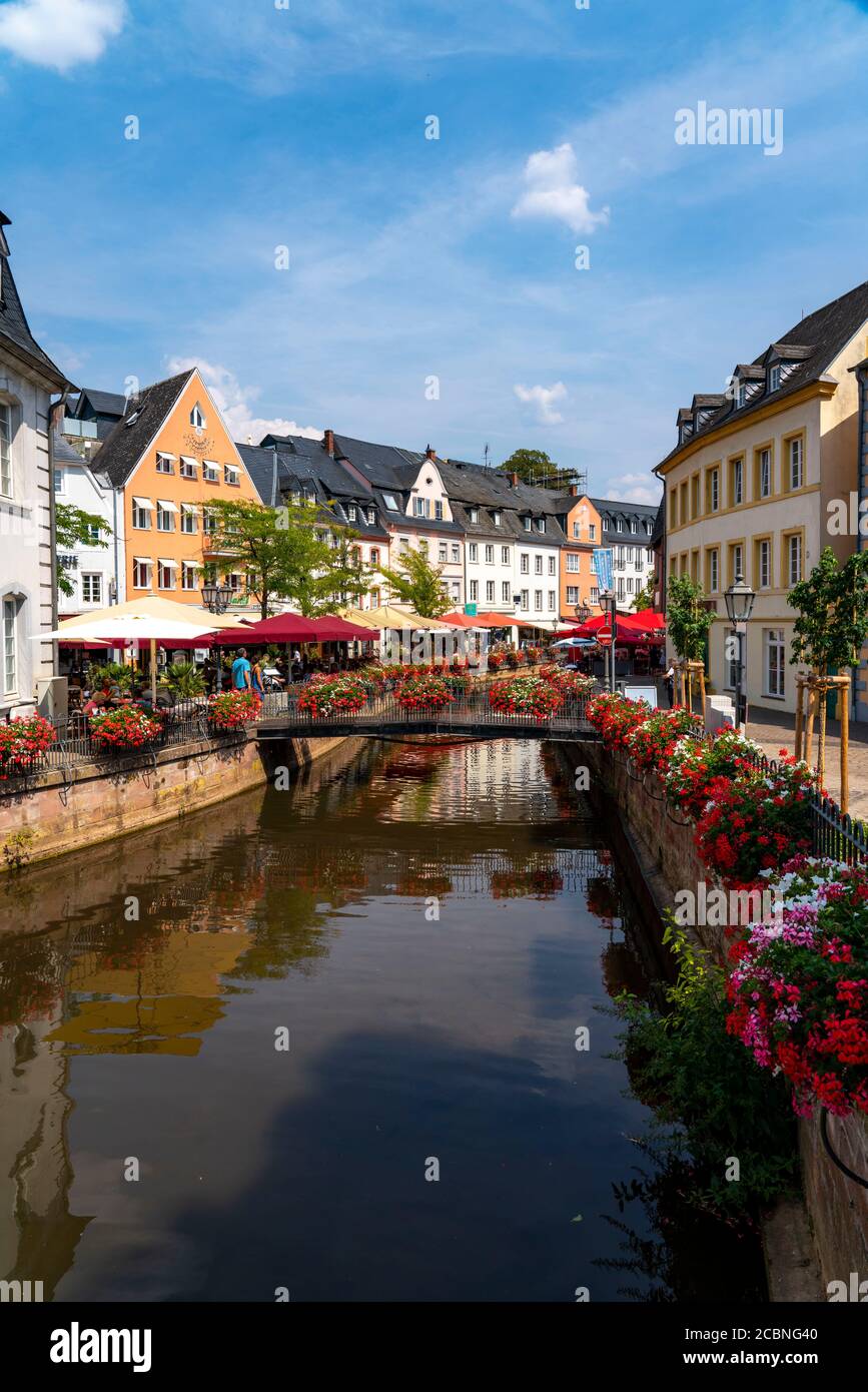 La place Saarburg, sur le Saar, sur le marché, la gastronomie sur le ruisseau Leuk, prend son entaille dans le Saar, la gastronomie Rhénanie-Palatinat, Allemagne Banque D'Images