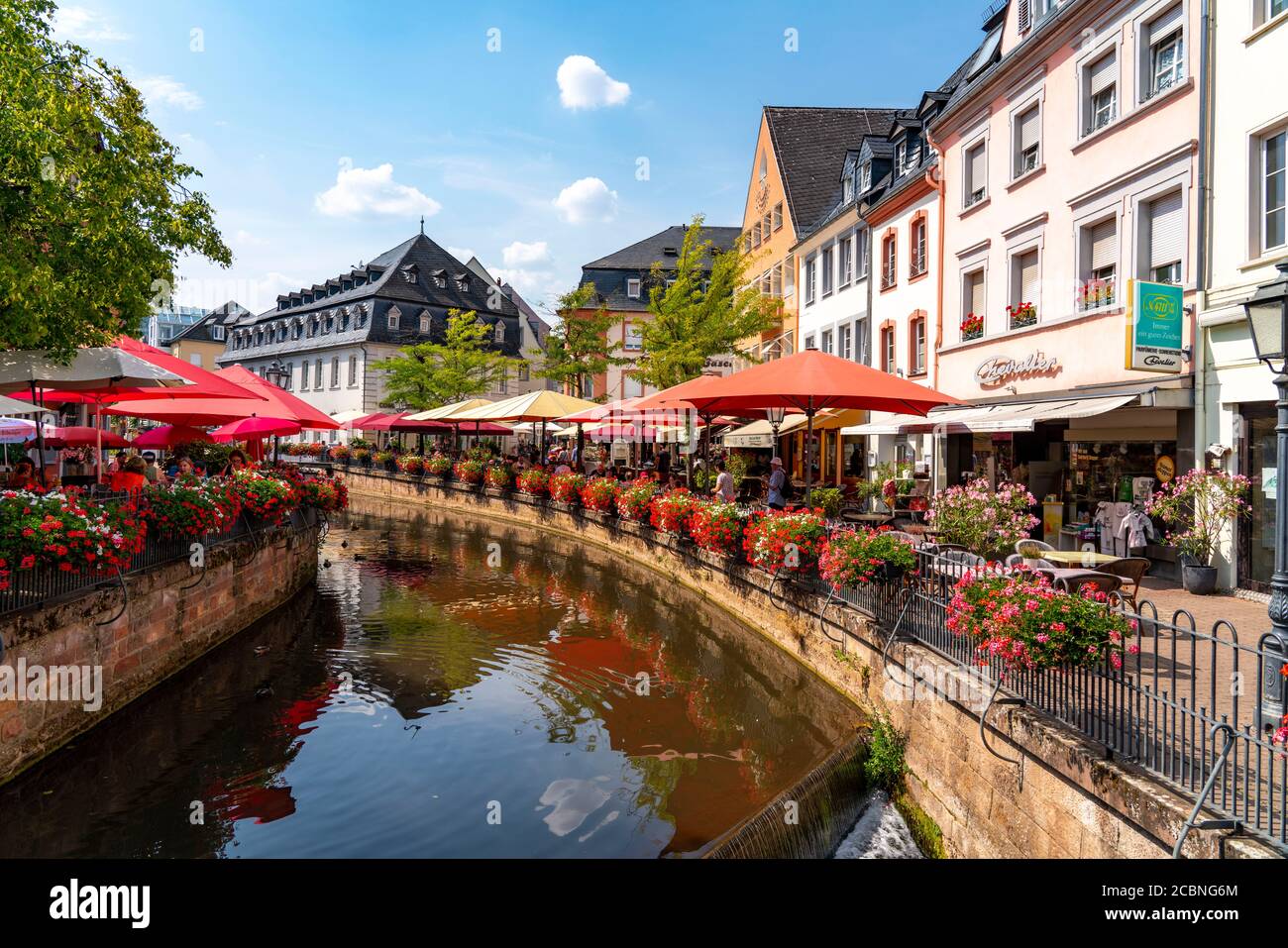 La place Saarburg, sur le Saar, sur le marché, la gastronomie sur le ruisseau Leuk, prend son entaille dans le Saar, la gastronomie Rhénanie-Palatinat, Allemagne Banque D'Images
