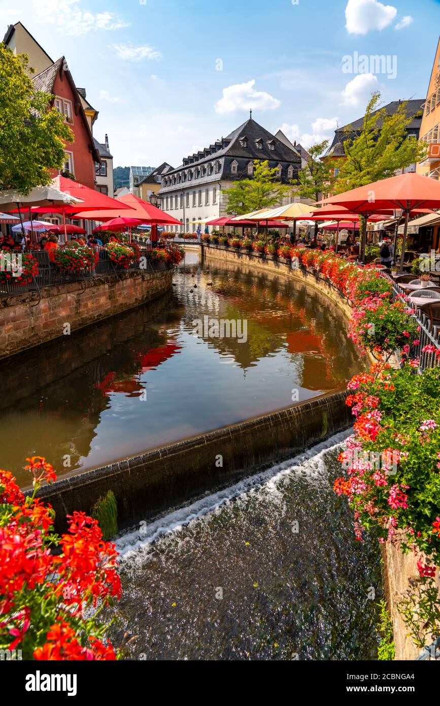 La place Saarburg, sur le Saar, sur le marché, la gastronomie au ruisseau Leuk, chute d'eau, prend ses pneus dans le Saar, la gastronomie Rhénanie-Palatinat, Allemagne Banque D'Images