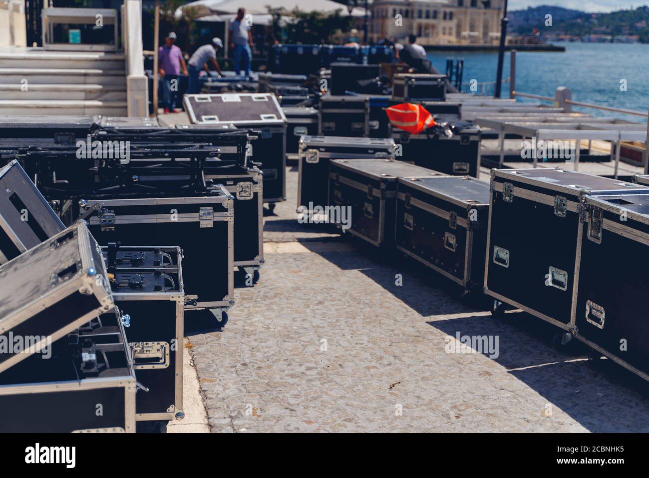 Caisses sur roues. Matériel de transport. Organisation du spectacle. Équipement de concert. Banque D'Images