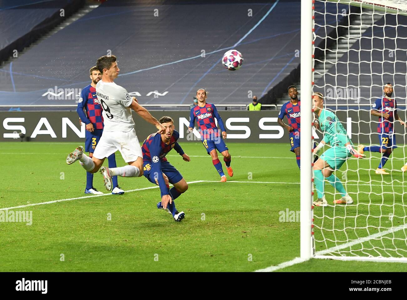 Firo Champions League: 08/14/2020 1/4 final, quart final FC Bayern Munich, Munchen - FC Barcelone 8: 2 Robert LEWANDOWSKI, figure entière, têtes, le, but à, 6: 2. PHOTO: Frank Hoermann/SVEN SIMON/Pool/via/firosportphoto #AUCUNE utilisation des photographies comme séquences d'images et/ou quasi-vidéo # #utilisation éditoriale SEULEMENT # #agences de presse nationales et internationales DEHORS # nos conditions générales s'appliquent, peuvent être consultées à www.firosportphoto.de, §SEULEMENT POUR UNE UTILISATION EN ALLEMAGNE !!!!! , copyright de firo sportphoto: Coesfelder Str. 207 D-48249 Dulmen www.firosportphoto.de mail@firosportphoto.de compte det Banque D'Images