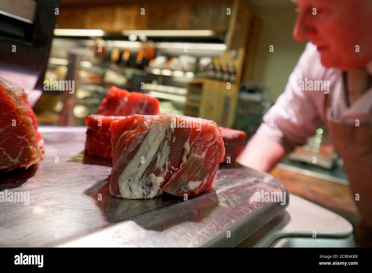 Pesée de la viande dans la famille Higgins boucher l'état de la technique Magasin d'alimentation à Sutton Banque D'Images