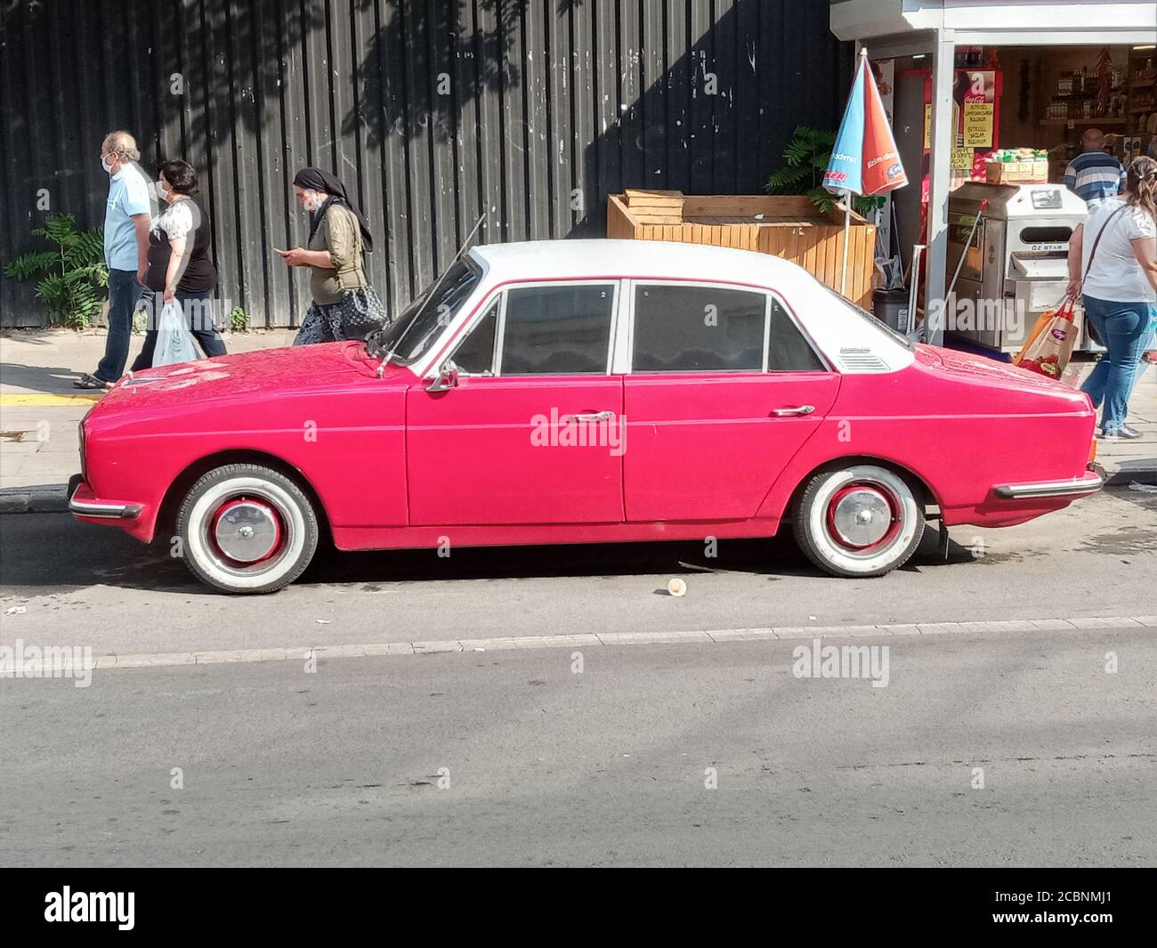 Une voiture de marque Anadol, connue pour sa carrosserie en fibre de verre et en polyester, stationnée sur le bord de la route à Ankara Banque D'Images