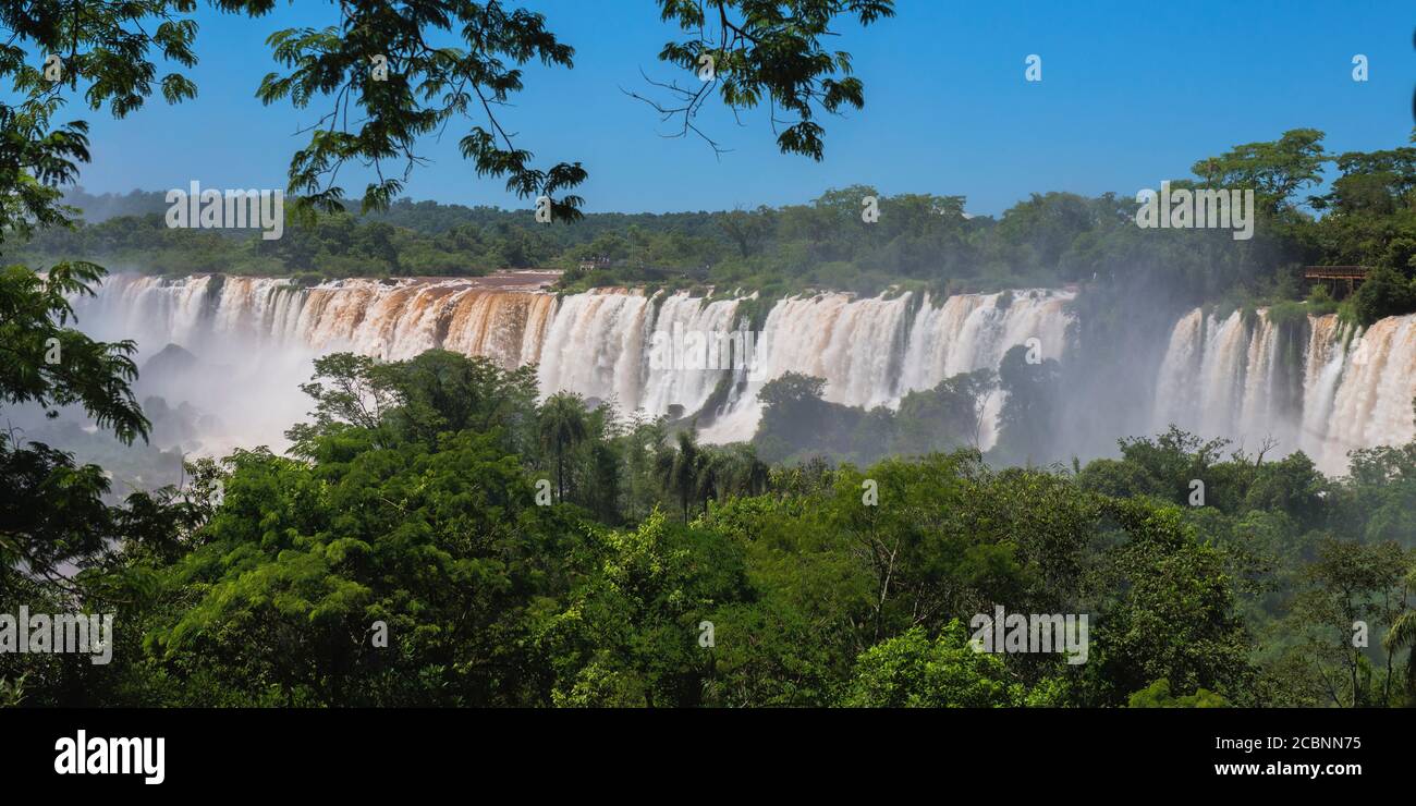 Vue sur les célèbres chutes d'Iguazu, les plus grandes chutes d'eau du monde, parc national d'Iguazu, province de Misiones, Argentine Banque D'Images