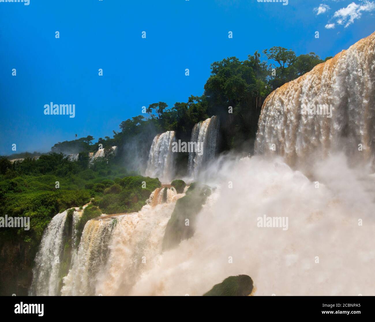 Vue sur les célèbres chutes d'Iguazu, les plus grandes chutes d'eau du