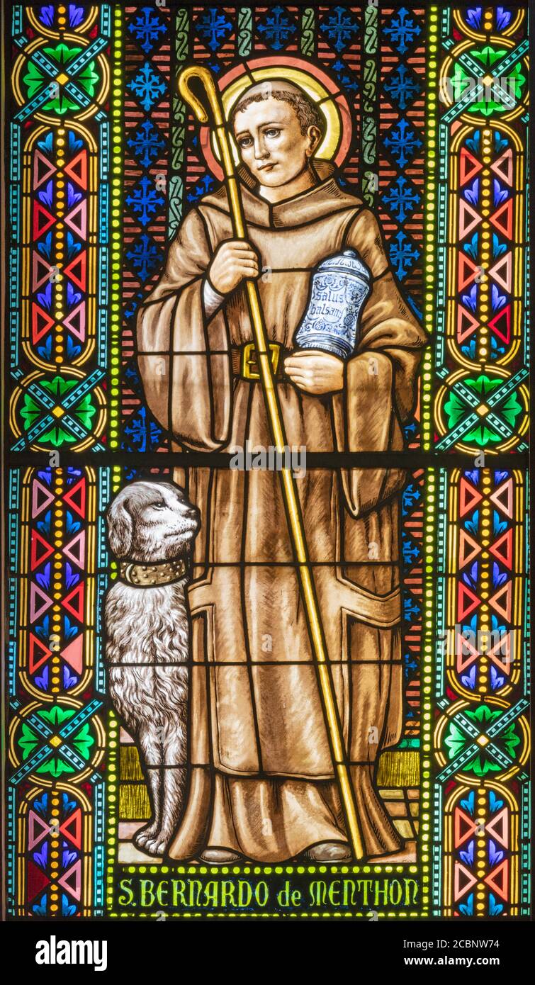 BARCELONE, ESPAGNE - 3 MARS 2020 : le Saint Bernard de Menthon sur le panneau de la fenêtre dans l'église Parroquia de la Mare de Deu de Nuria. Banque D'Images