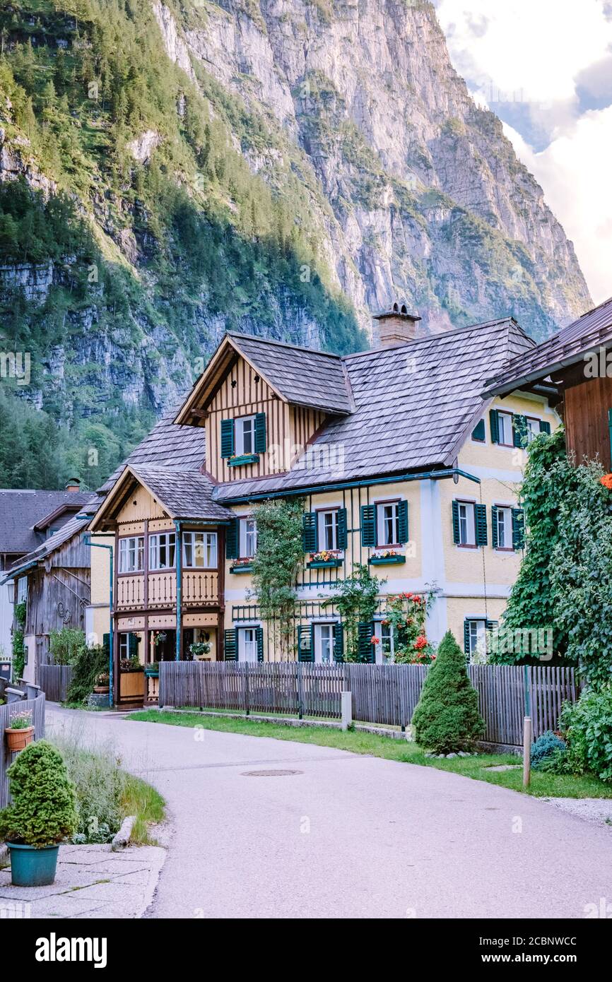 Village de Hallstatt sur le lac de Hallstatter dans les Alpes autrichiennes Autriche juin 2020 Banque D'Images