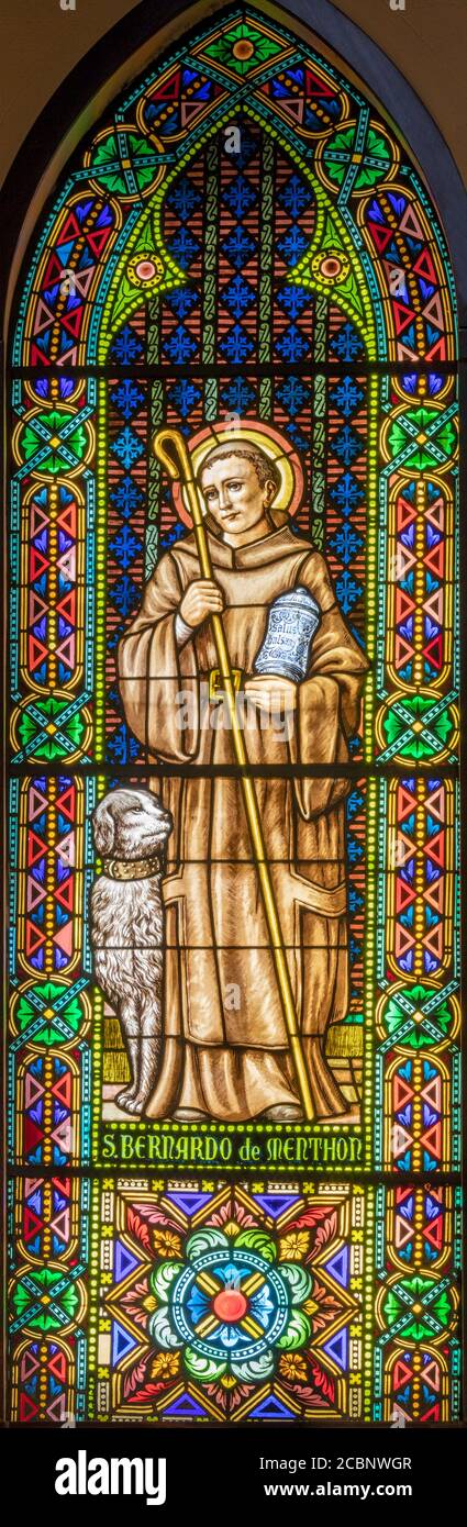 BARCELONE, ESPAGNE - 3 MARS 2020 : le Saint Bernard de Menthon sur le panneau de la fenêtre dans l'église Parroquia de la Mare de Deu de Nuria. Banque D'Images