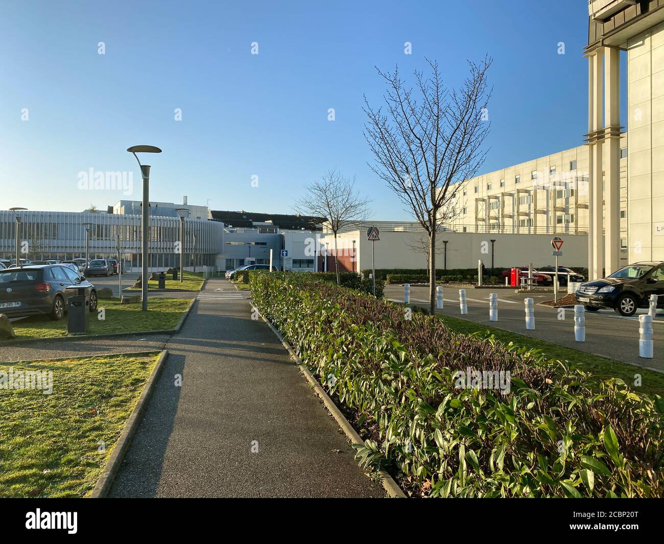 Strasbourg, France - 20 janvier 2020 : vue grand angle tôt le matin au grand parking de l'hôpital Saint-Anne à Strasbourg Banque D'Images