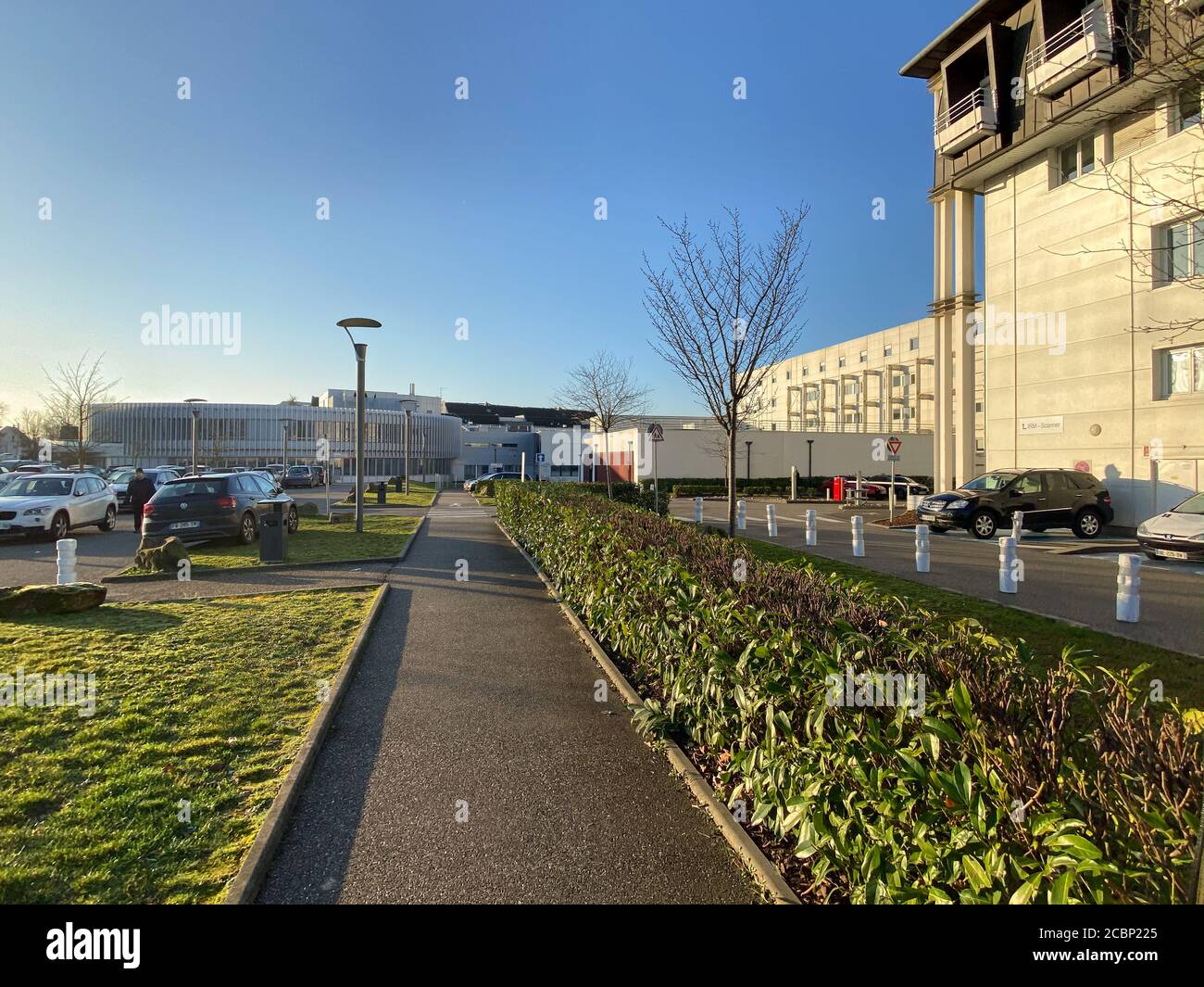 Strasbourg, France - 20 janvier 2020 : vue grand angle tôt le matin au grand parking de l'hôpital Saint-Anne à Strasbourg Banque D'Images