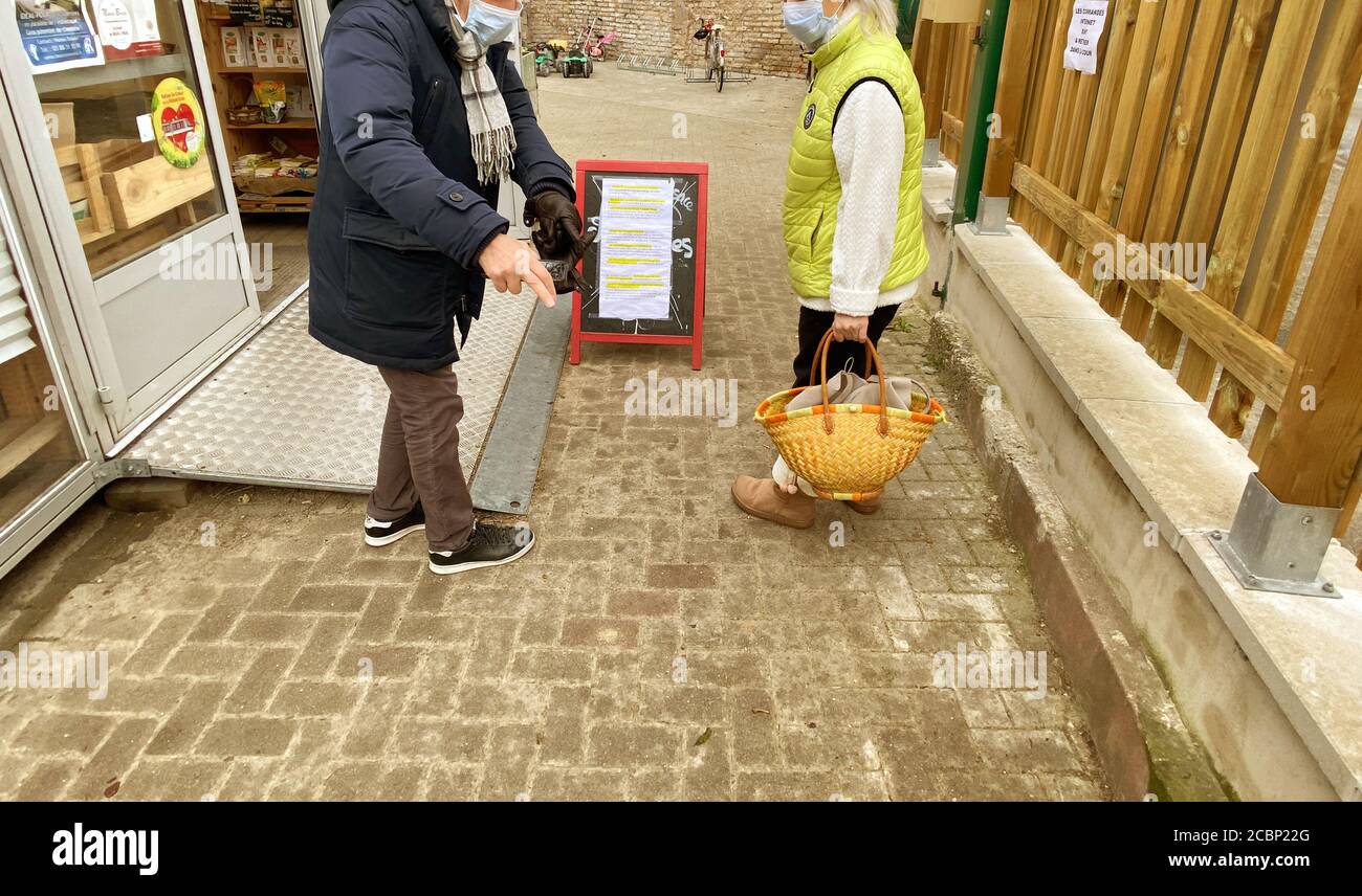 Paris, France - 21 mars 2020 : couple discutant de la distanciation sociale pendant le shopping dans une ferme locale pendant la maladie du coronavirus COVID-19 Banque D'Images