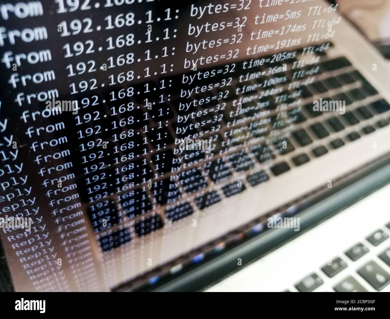 Écran LCD de l'ordinateur avec plusieurs commandes ping. Concept d'attaque par virus et DDOS Banque D'Images