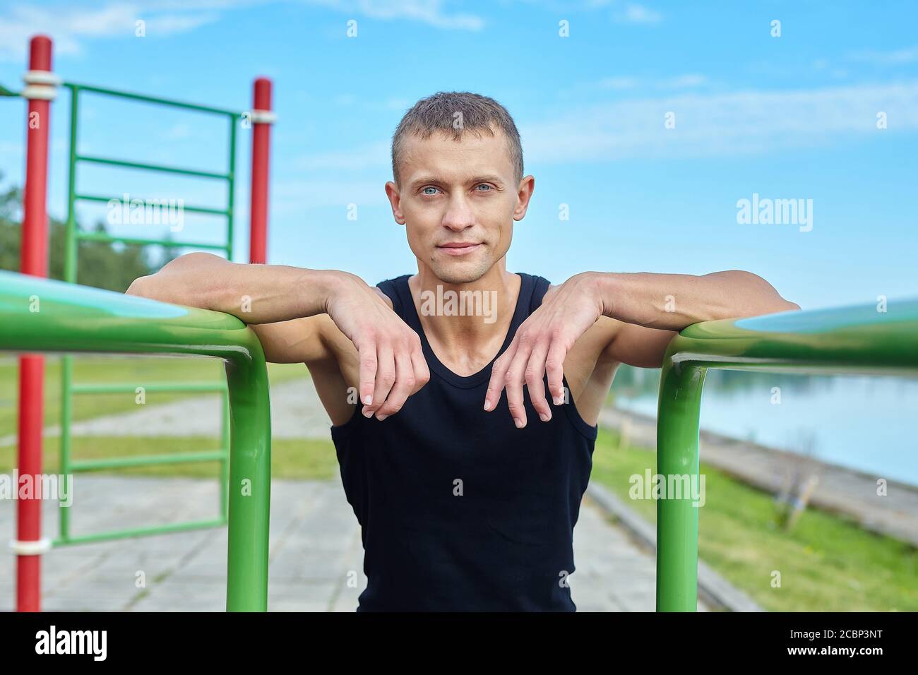 homme sportif le matin sur le terrain de sport de la ville Banque D'Images