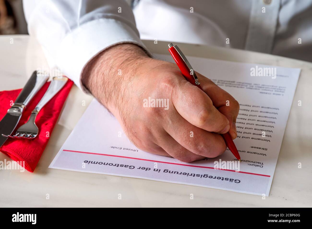 Formulaire d'inscription des clients dans un restaurant en Allemagne pendant La pandémie de Corona Banque D'Images