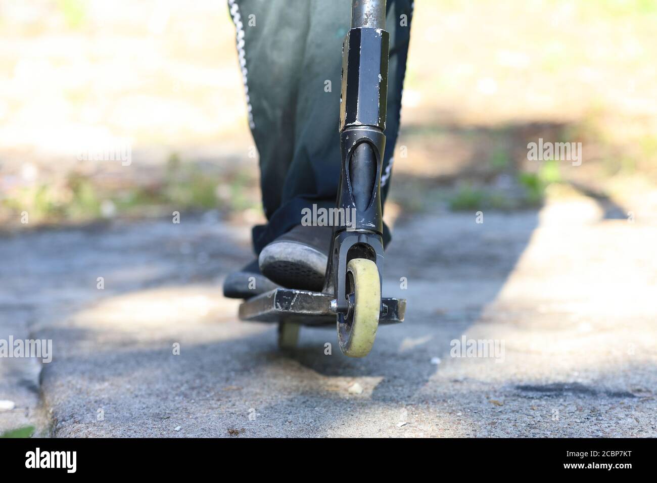 scooter en action, cascades extrêmes sur un scooter, scooter de cascades Banque D'Images