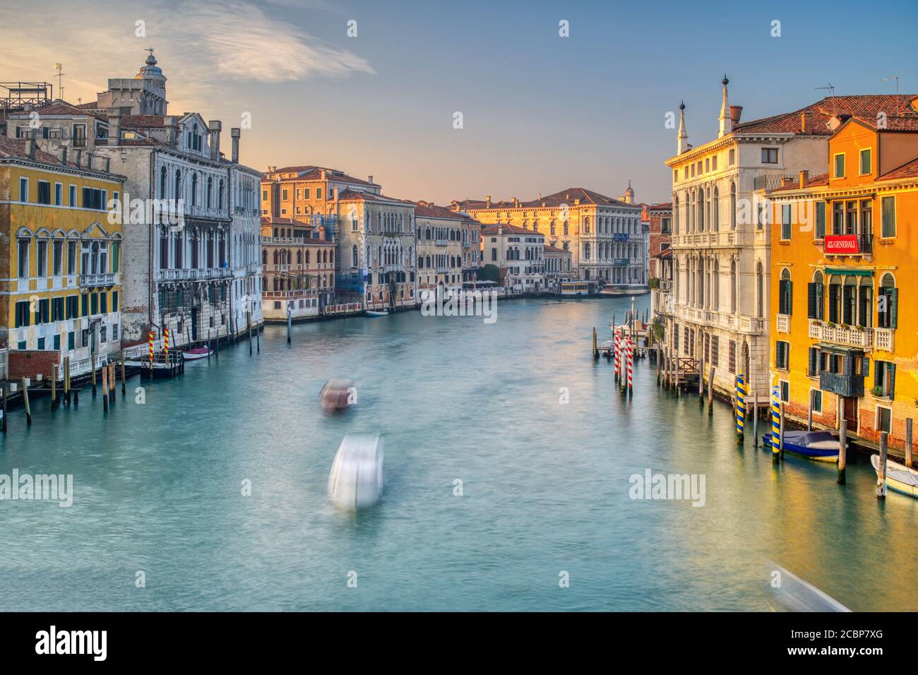 Vue vers l'ouest du Grand Canal depuis Ponte dell'Accademia, Venise, Italie Banque D'Images