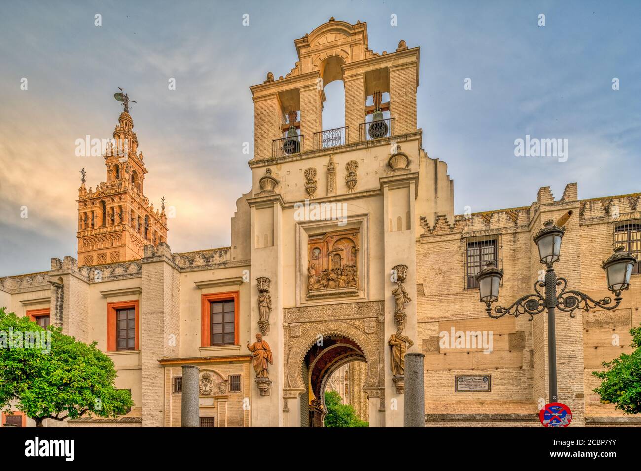 Puerta del Pedoon (porte du pardon) avec la tour Giralda en arrière-plan, Séville, Espagne Banque D'Images