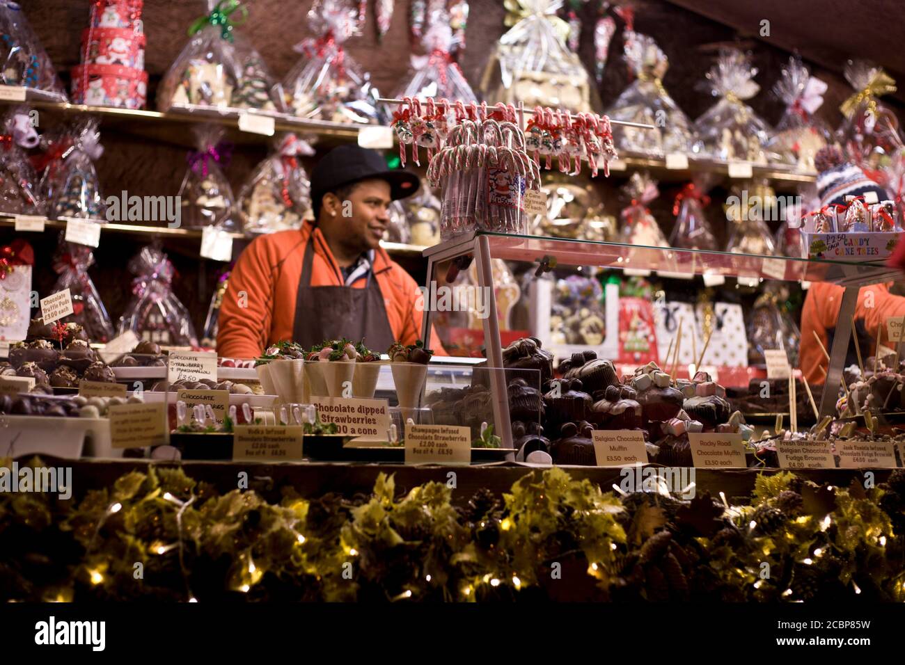 Marché de Noël vente de chocolats et paniers-cadeaux, confiserie, bonbons, marché  de rue, marché allemand, Deutch, photographie de rue Photo Stock - Alamy