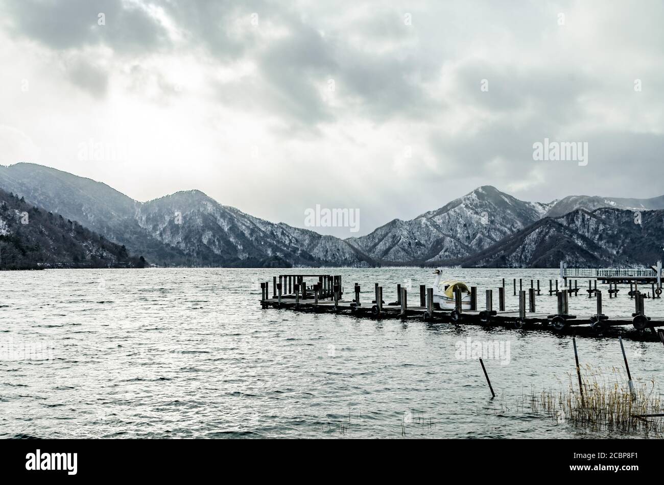 Paysage de lac de montagne en hiver. Le lac Chūzenji est un lac pittoresque situé dans le parc national de Nikkō, dans la ville de Nikkō, préfecture de Tochigi, au Japon. Banque D'Images