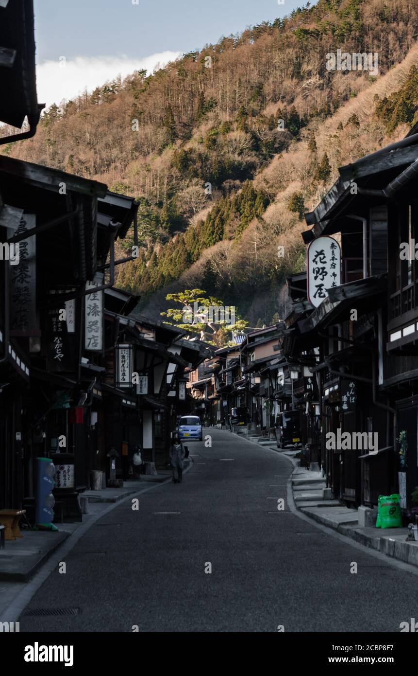 Ancienne maison en bois et rue étroite de Narai-Juku la ville centrale sur la route de Nakasendo, Edo période de la route commerciale entre le vieux Tokyo et Kyoto. Banque D'Images