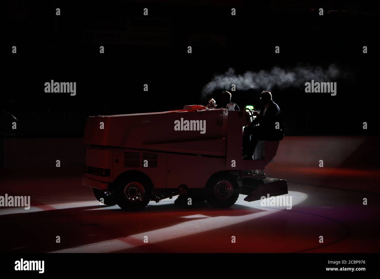 Helsinki / Finlande - 11 AOÛT 2010 : silhouette d'un véhicule d'entretien de glace préparant la surface de glace pendant la pause-match. Banque D'Images