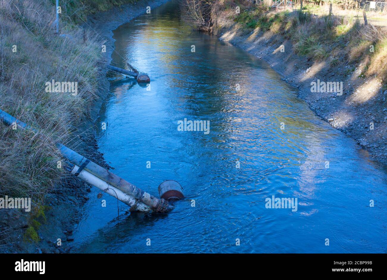 Nouvelle-Zélande scènes de campagne: Irrigation Infrastructure: Brown's Rock irrigation apports sur la rivière Waimakariri. Banque D'Images
