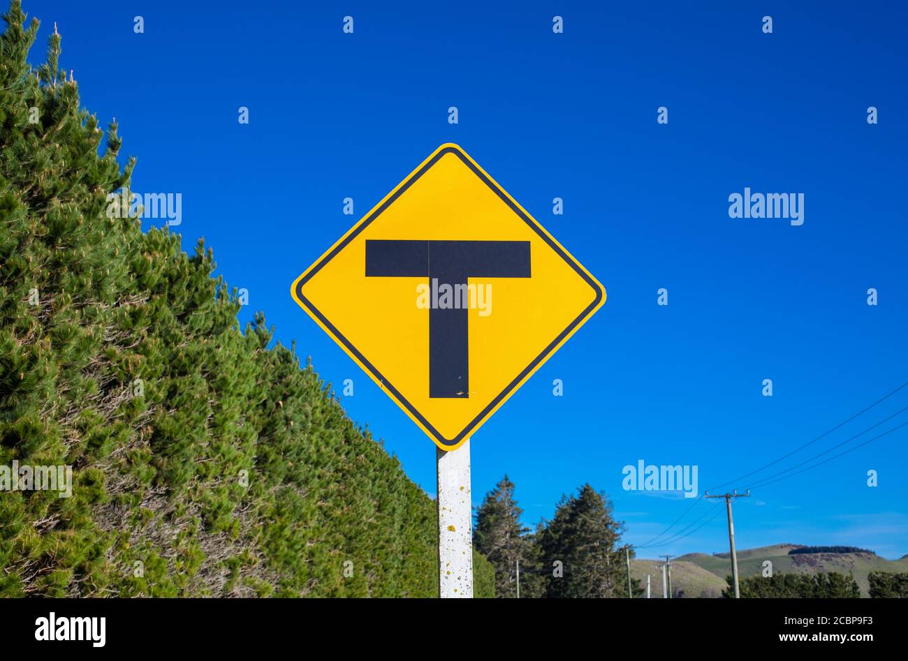 Scènes de campagne en Nouvelle-Zélande : panneaux de signalisation et avertissements emblématiques. Banque D'Images