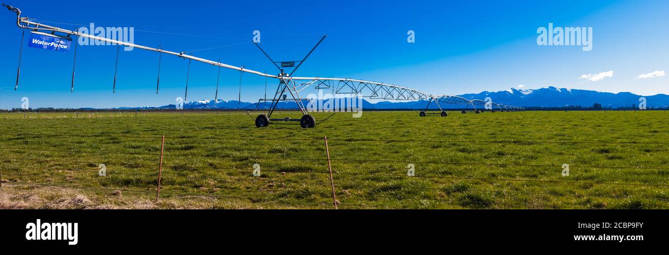 Nouvelle-Zélande scènes de campagne: Irrigation infrastructures: Irrigateurs, pulvérisateurs, arroseurs, courses d'eau, portails de contrôle, alésages etc Banque D'Images
