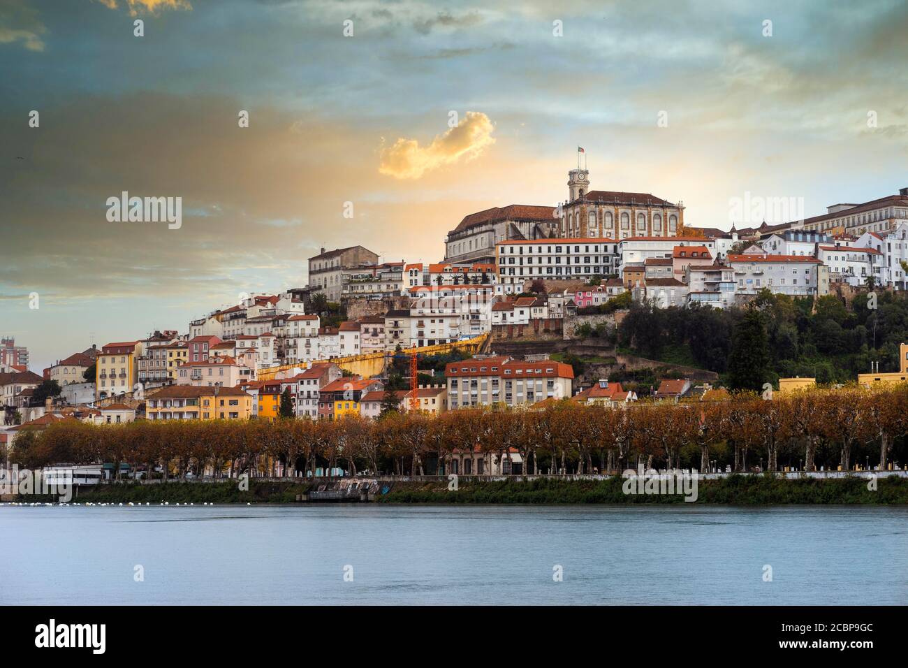 Coimbra paysage urbain avec rivière Mondego au coucher du soleil, Portugal Banque D'Images