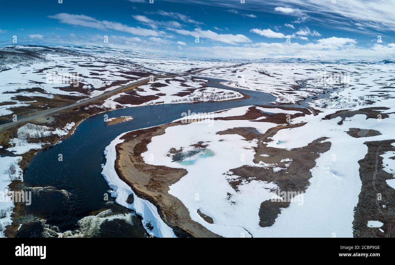 Route E6 le long du méandre de la rivière dans le paysage arctique de la fin de l'hiver, Finnmark, Norvège Banque D'Images