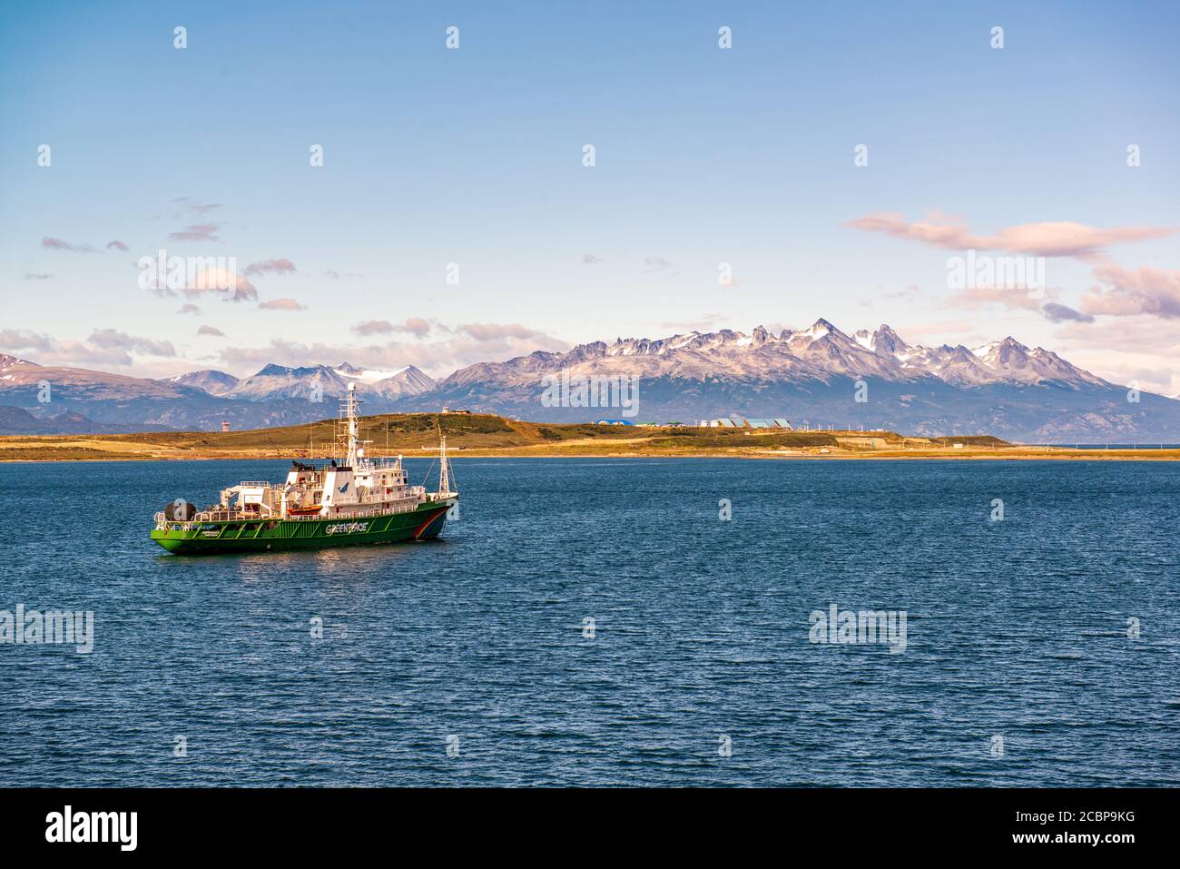 La MV Esperanza de Greenpeace s’est ancrée au large d’Ushuaia, lieu d’expéditions vers l’Antarctique Banque D'Images