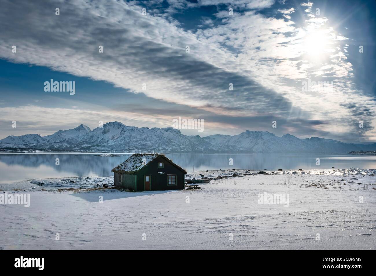 Maison en bois en paysage d'hiver, mer et montagnes, Vesteralen, Sortland, Nordland, Norvège Banque D'Images