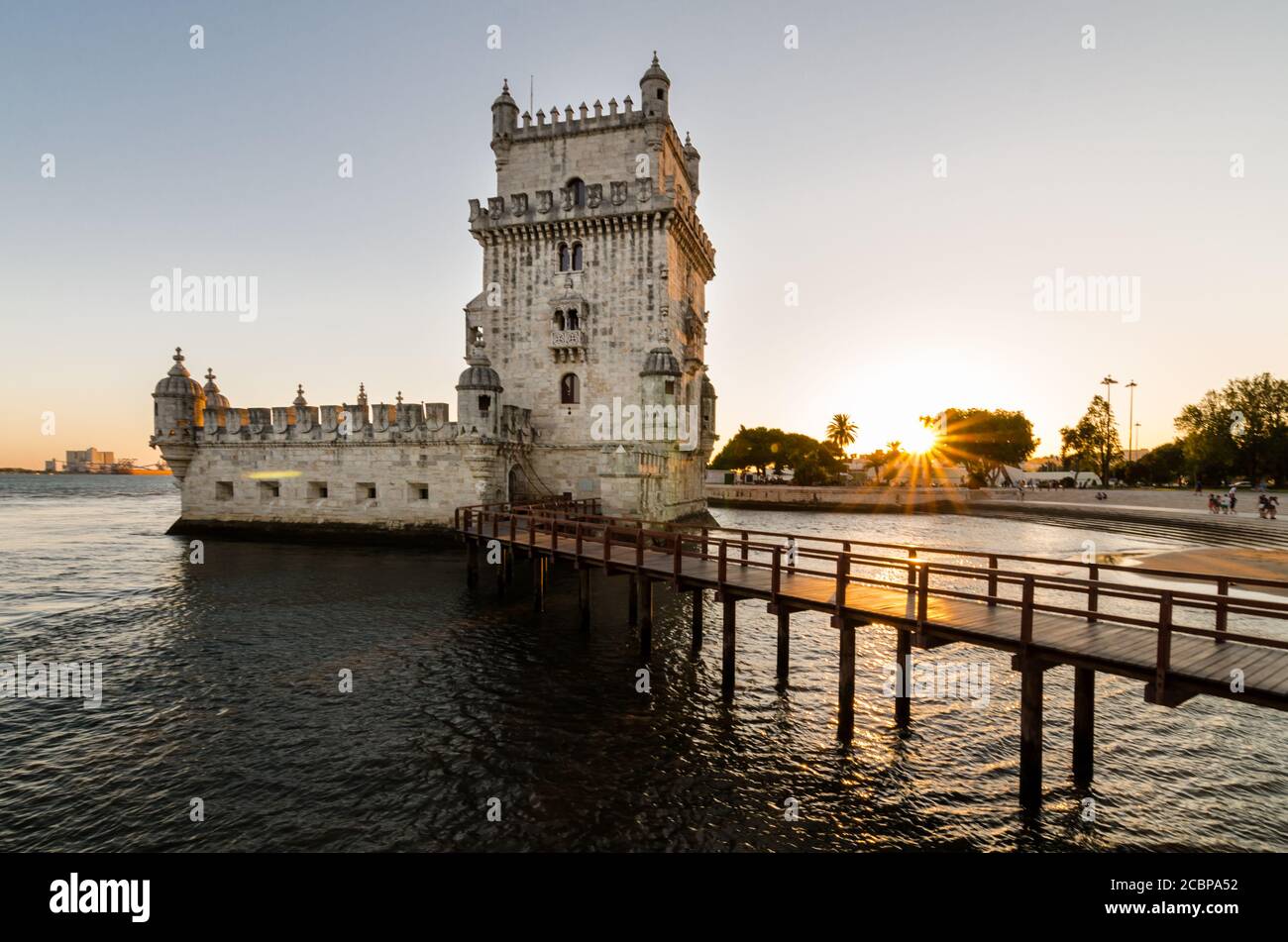 La Tour de Belém ou tour de St Vincent sur la rive du Tage au cours de soir heure bleue, Lisbonne, Portugal Banque D'Images