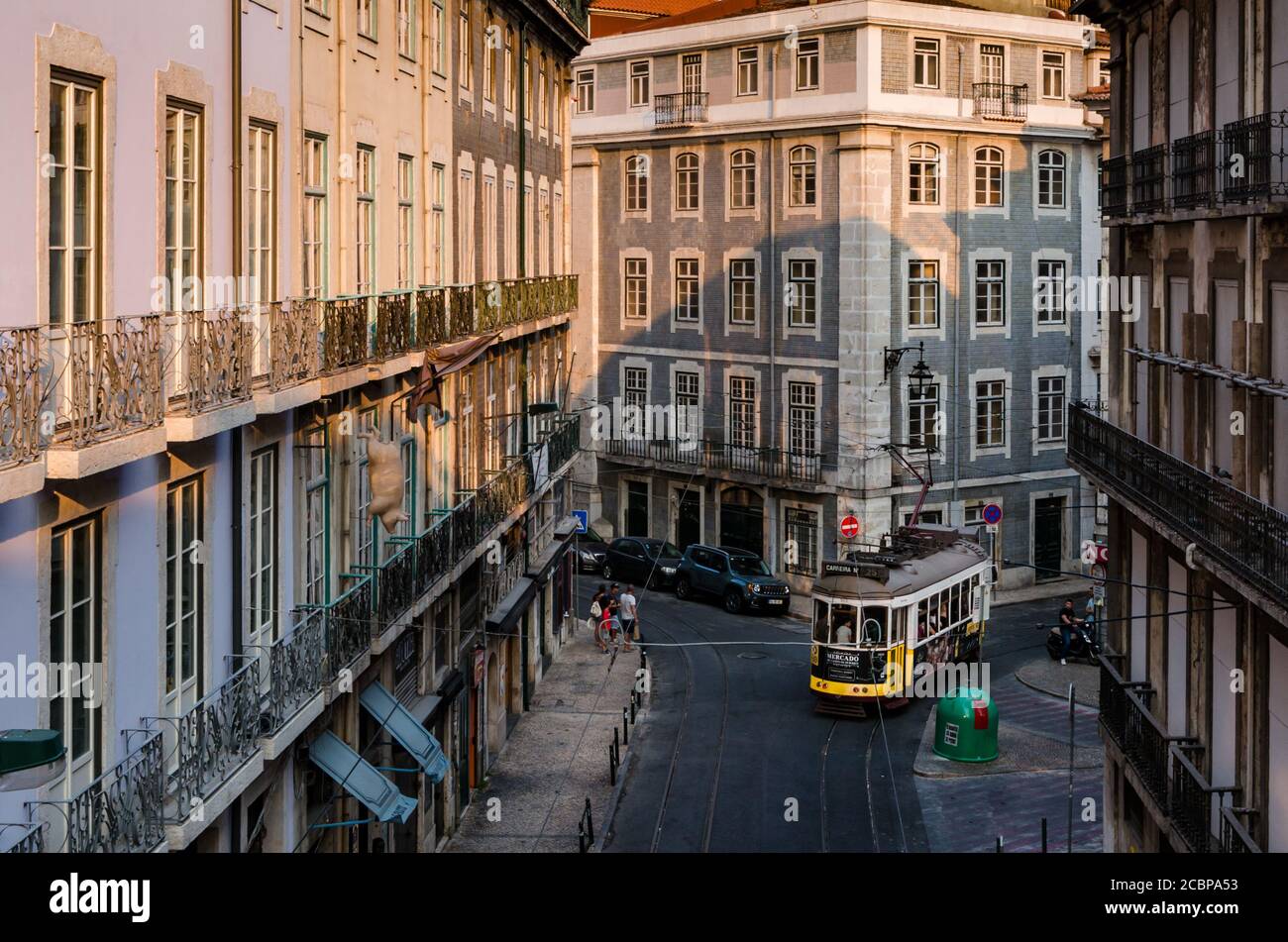 Tramway jaune ancien en bois se déplaçant sur la rue de Lisbonne, symbole de la ville. Transport indispensable pour les habitants et attraction touristique. Banque D'Images