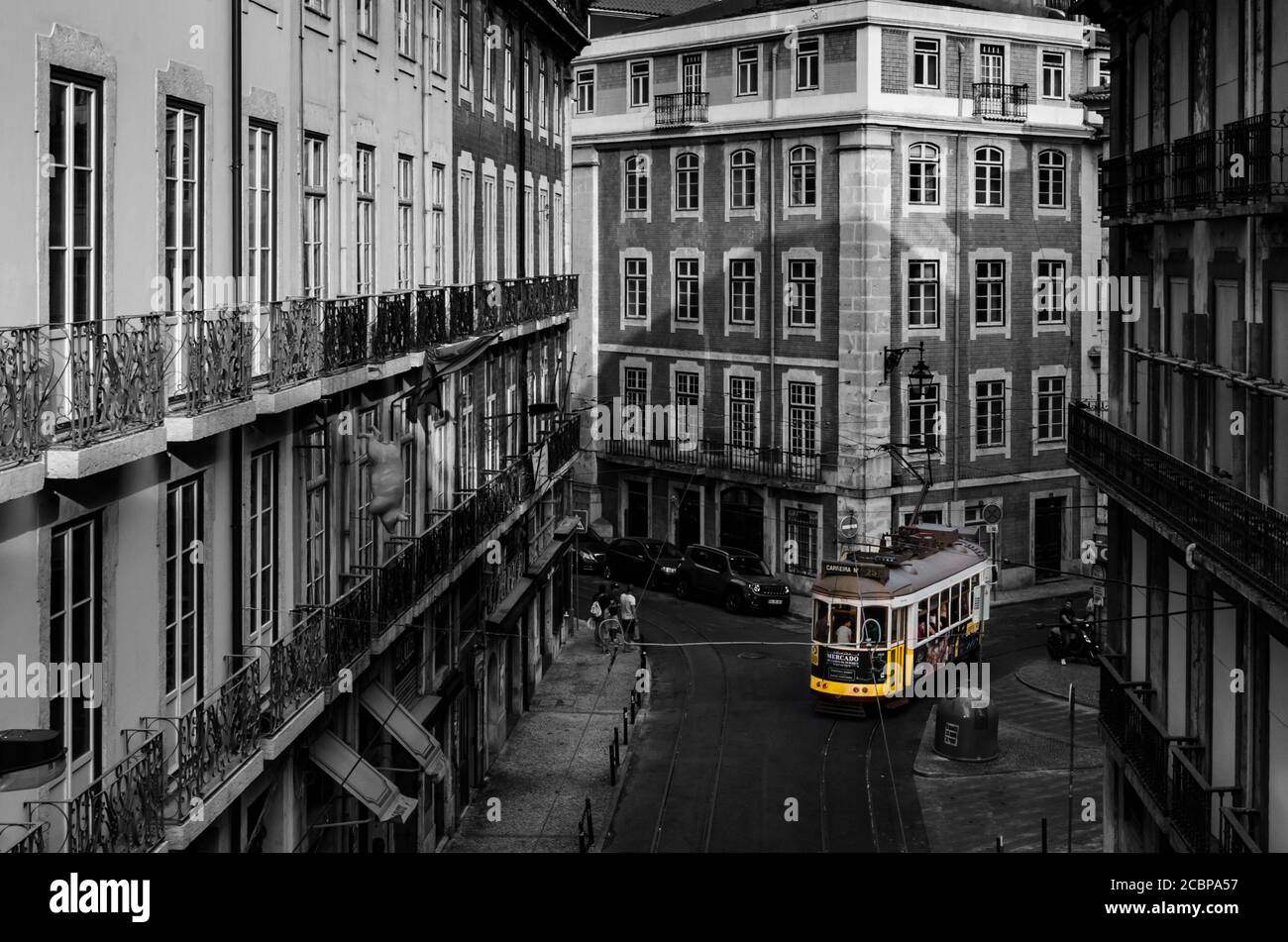 Tramway jaune ancien en bois se déplaçant sur la rue de Lisbonne, symbole de la ville. Transport indispensable pour les habitants et attraction touristique. Banque D'Images