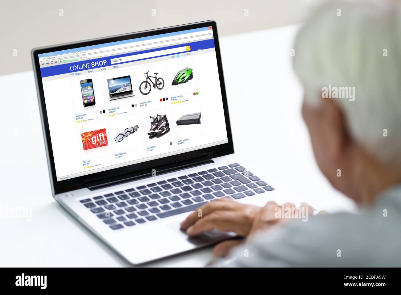 Senior Man Shopping Gadgets grand public en ligne sur ordinateur portable Banque D'Images