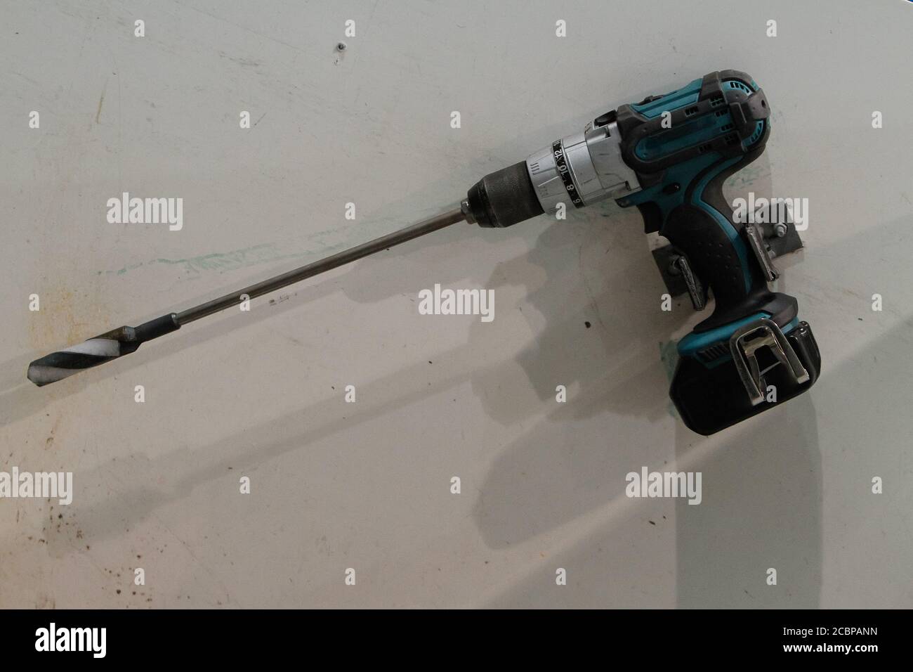 Un gros plan d'un exercice utilisé pour faire des trous dans la surface de glace pour les buts. Banque D'Images